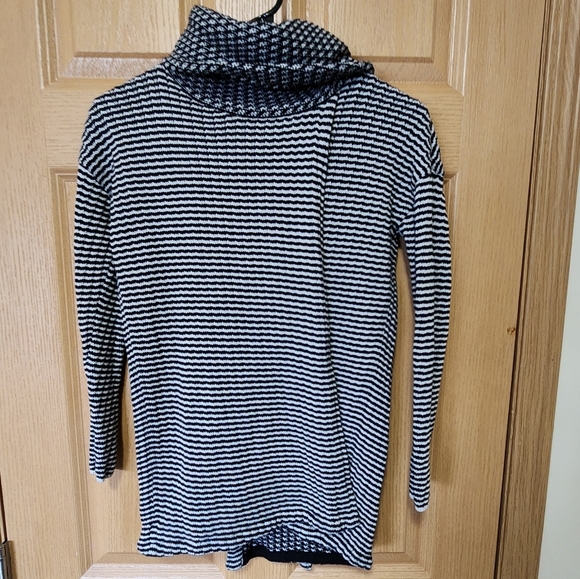 Cabi Fergie Split Turtleneck Sweater Black & White, XXS - Picture 4 of 9